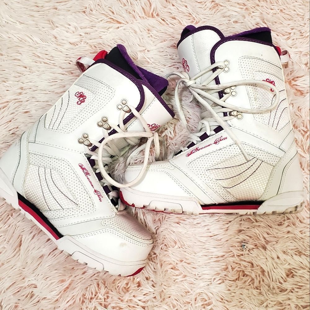 M3 Womens / Girls 80s Style Purple and Pink Snowboard Boots White Size 7 24.0.